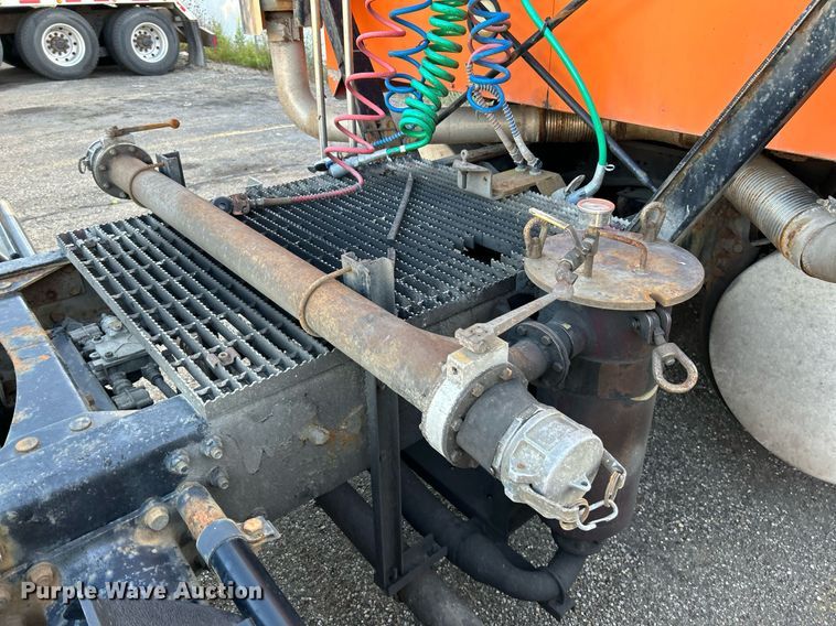 image for item NQ9819 2005 Mack CXN613  semi truck