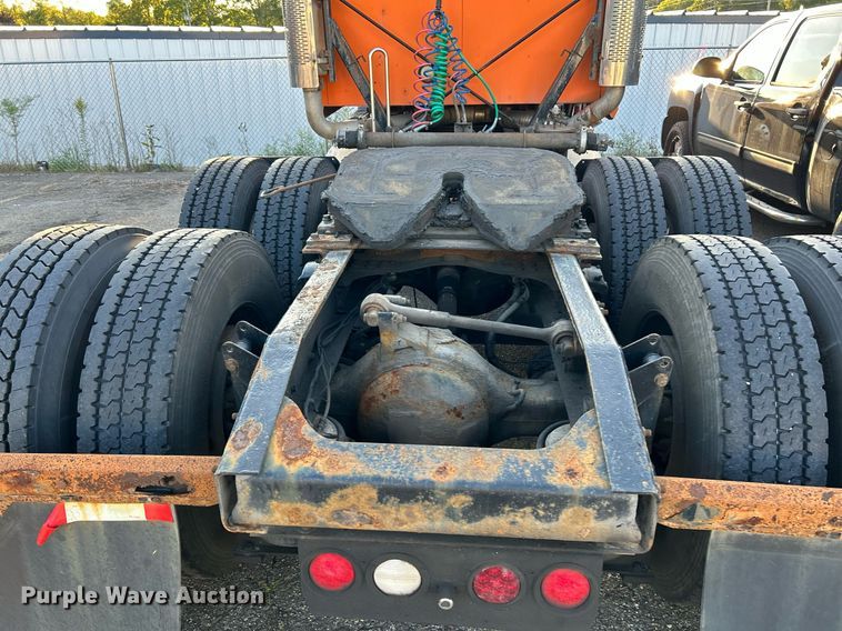 image for item NQ9819 2005 Mack CXN613  semi truck