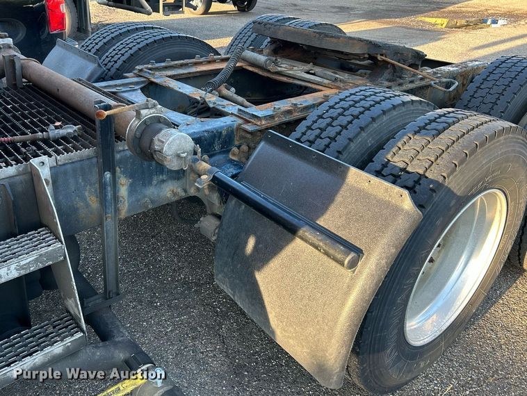 image for item NQ9819 2005 Mack CXN613  semi truck