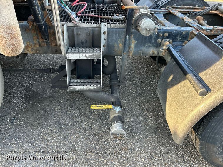 image for item NQ9819 2005 Mack CXN613  semi truck