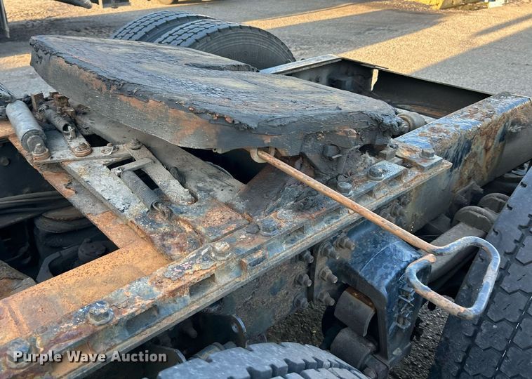 image for item NQ9819 2005 Mack CXN613  semi truck