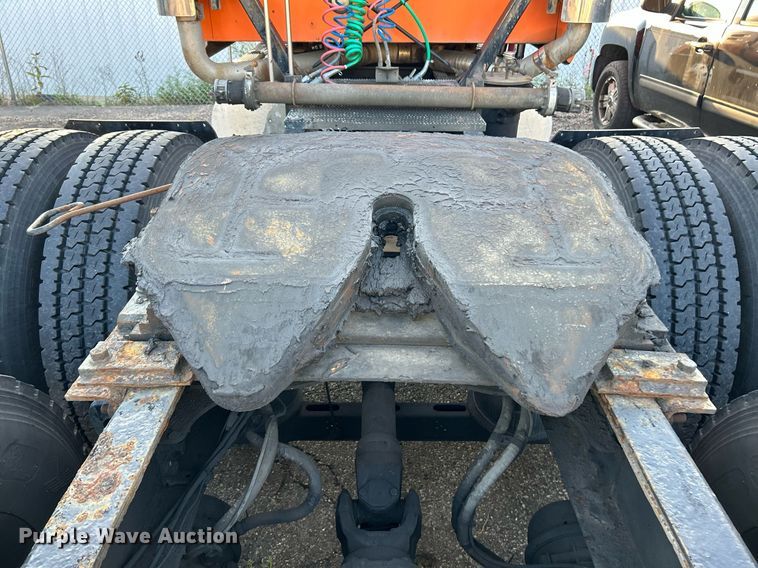 image for item NQ9819 2005 Mack CXN613  semi truck