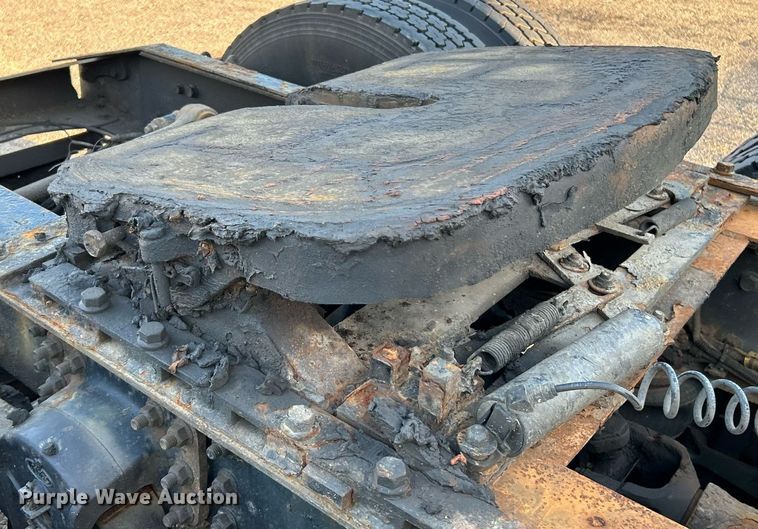 image for item NQ9819 2005 Mack CXN613  semi truck