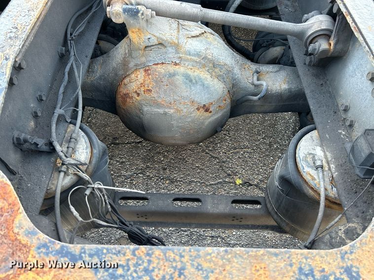 image for item NQ9819 2005 Mack CXN613  semi truck