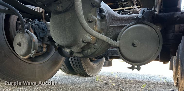 image for item NQ9819 2005 Mack CXN613  semi truck