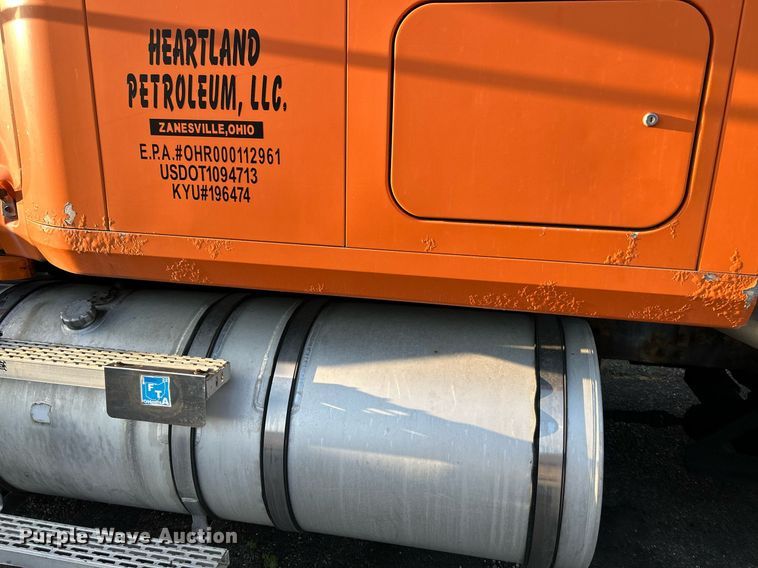 image for item NQ9819 2005 Mack CXN613  semi truck