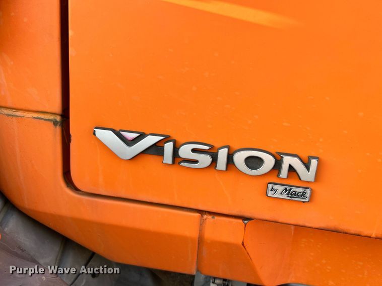 image for item NQ9819 2005 Mack CXN613  semi truck