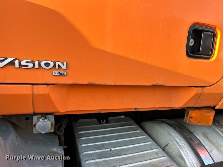 image for item NQ9819 2005 Mack CXN613  semi truck