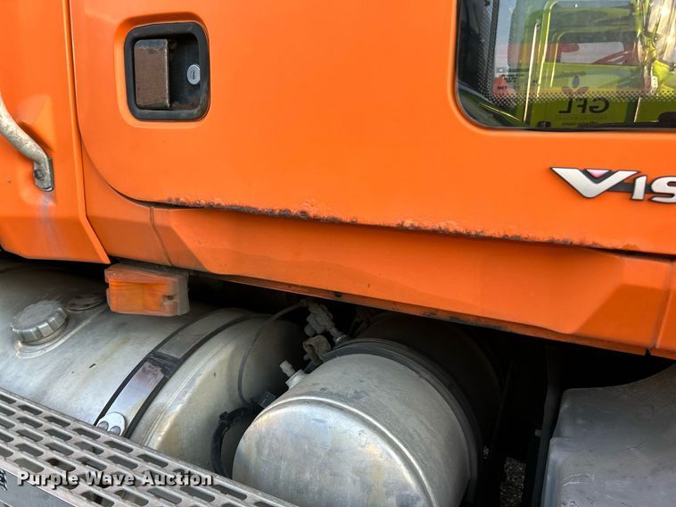 image for item NQ9819 2005 Mack CXN613  semi truck