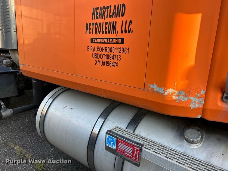 image for item NQ9819 2005 Mack CXN613  semi truck