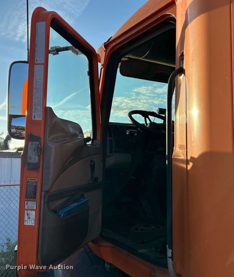 image for item NQ9819 2005 Mack CXN613  semi truck