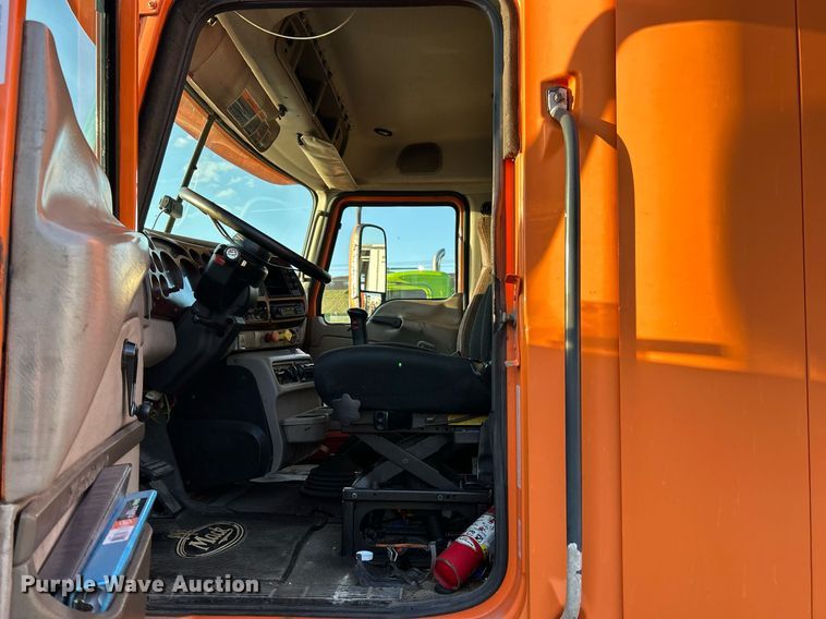 image for item NQ9819 2005 Mack CXN613  semi truck