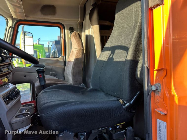 image for item NQ9819 2005 Mack CXN613  semi truck