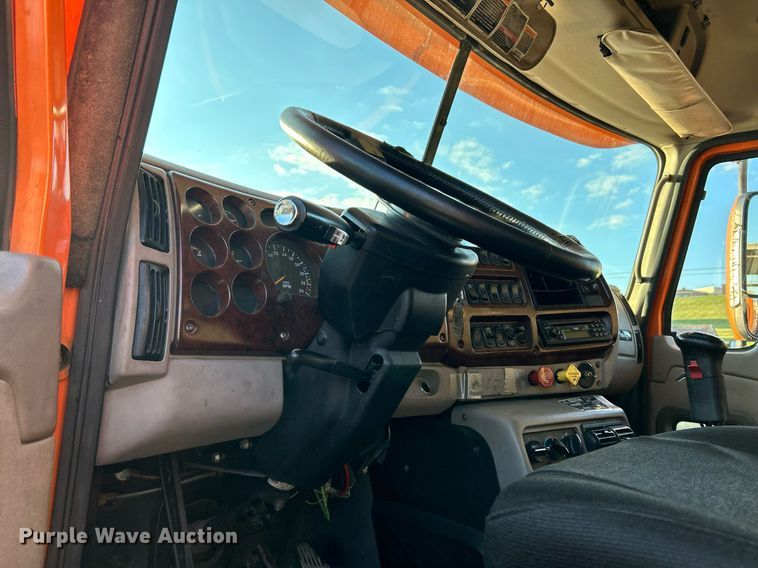 image for item NQ9819 2005 Mack CXN613  semi truck