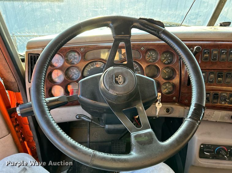 image for item NQ9819 2005 Mack CXN613  semi truck