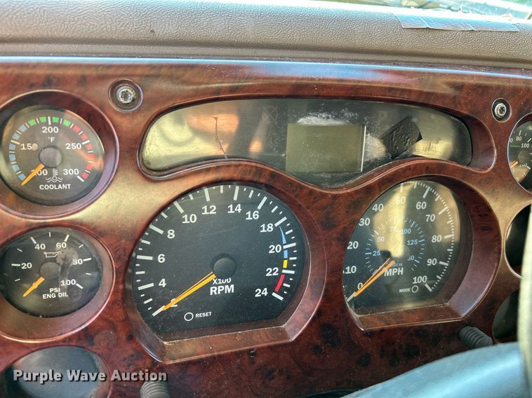 image for item NQ9819 2005 Mack CXN613  semi truck