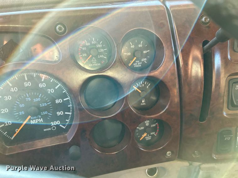 image for item NQ9819 2005 Mack CXN613  semi truck