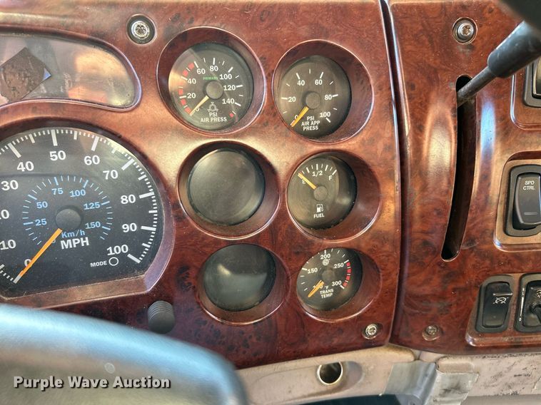 image for item NQ9819 2005 Mack CXN613  semi truck