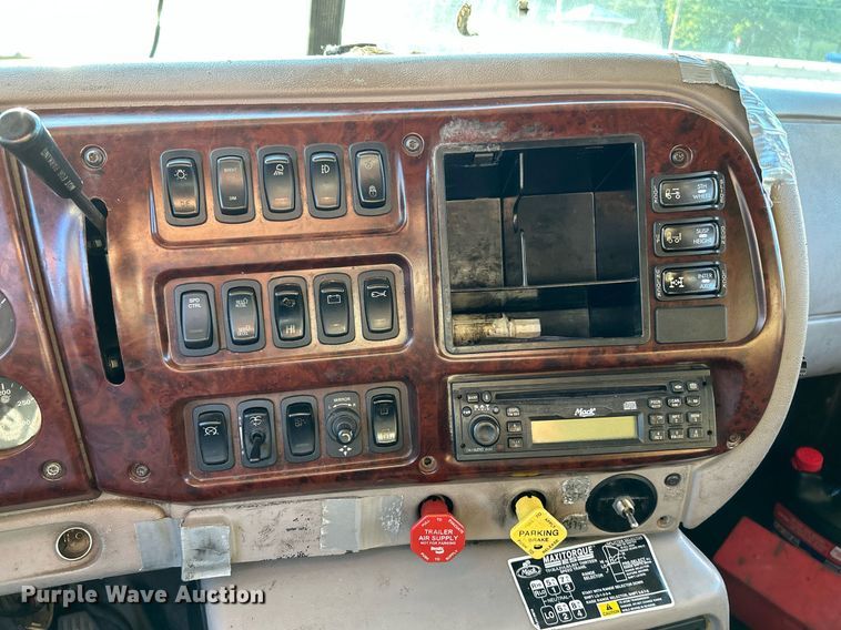 image for item NQ9819 2005 Mack CXN613  semi truck