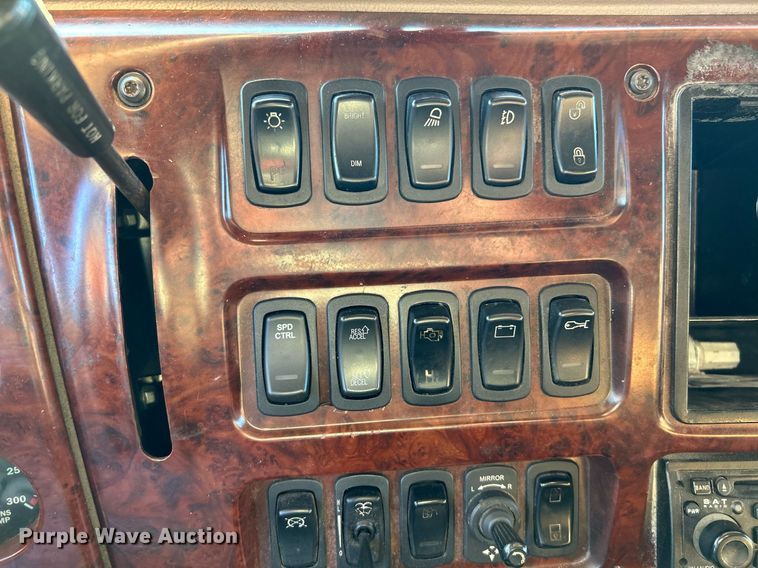 image for item NQ9819 2005 Mack CXN613  semi truck