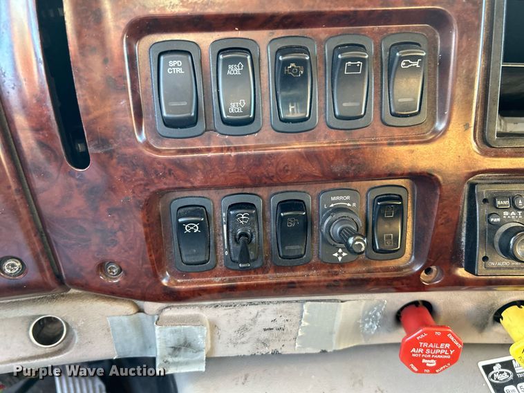 image for item NQ9819 2005 Mack CXN613  semi truck