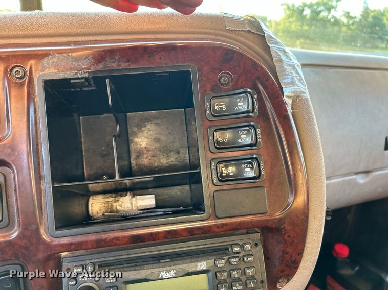 image for item NQ9819 2005 Mack CXN613  semi truck