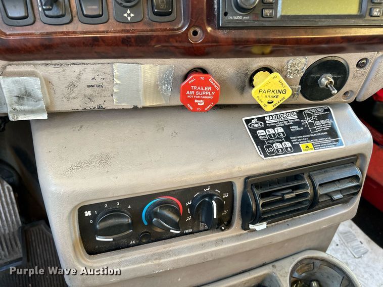 image for item NQ9819 2005 Mack CXN613  semi truck