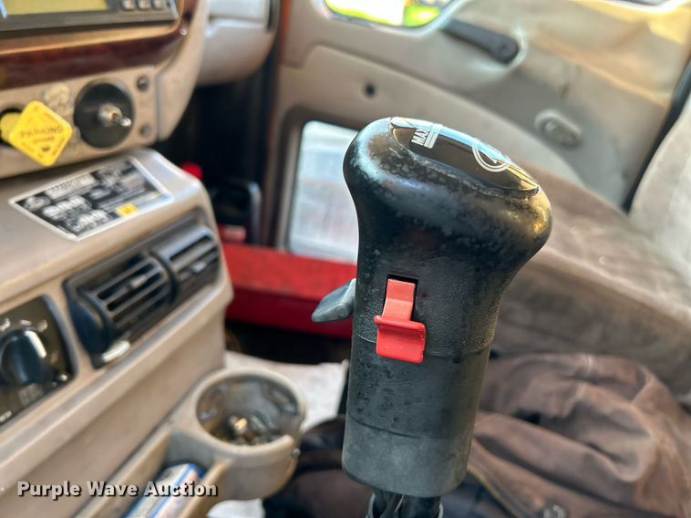 image for item NQ9819 2005 Mack CXN613  semi truck