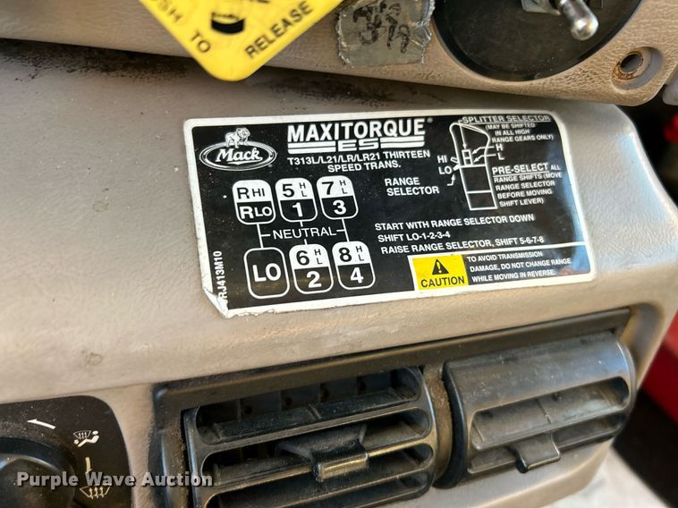 image for item NQ9819 2005 Mack CXN613  semi truck