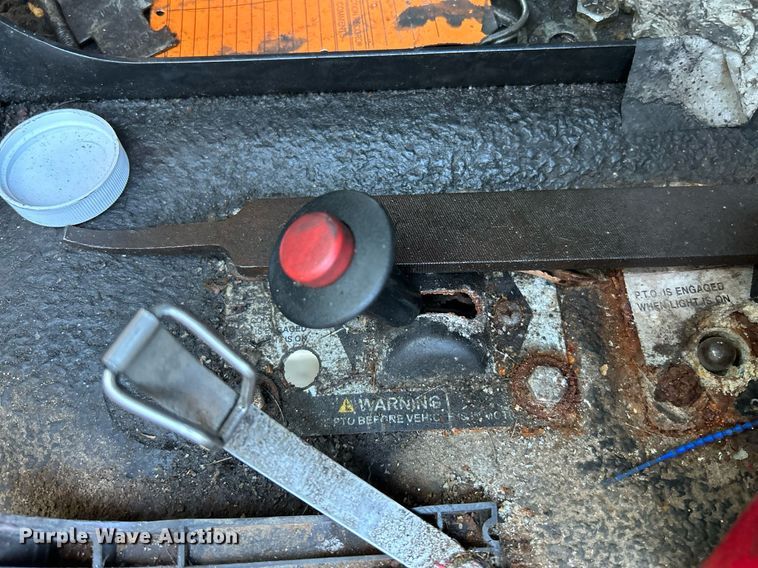 image for item NQ9819 2005 Mack CXN613  semi truck