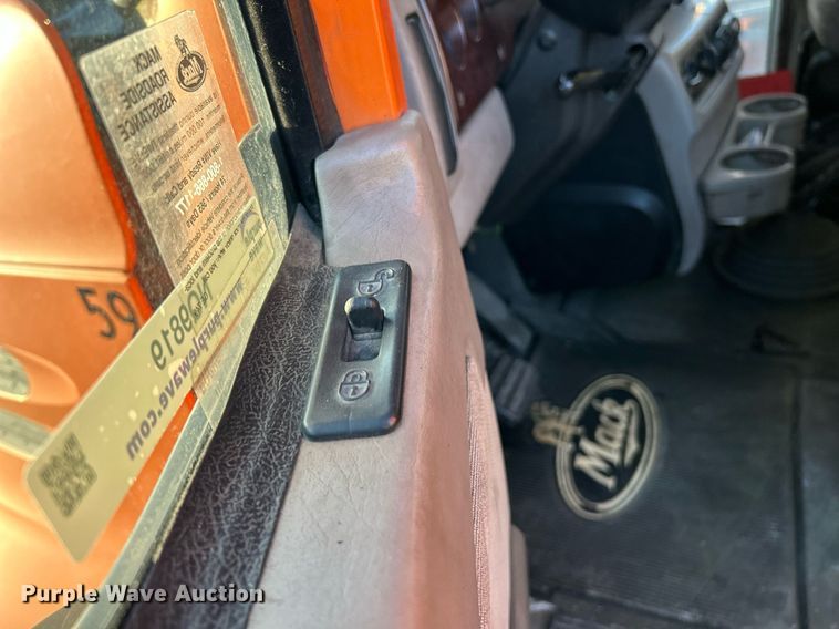 image for item NQ9819 2005 Mack CXN613  semi truck