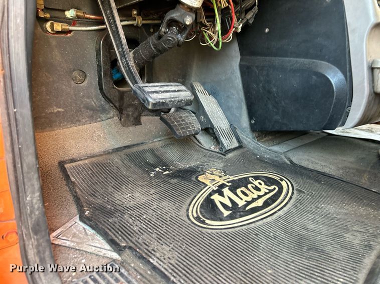 image for item NQ9819 2005 Mack CXN613  semi truck