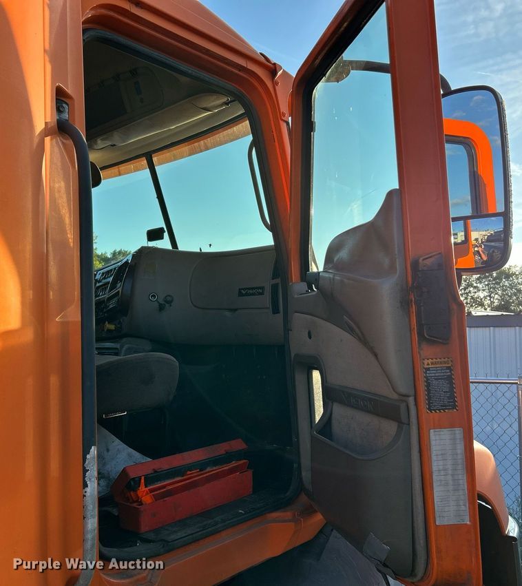 image for item NQ9819 2005 Mack CXN613  semi truck