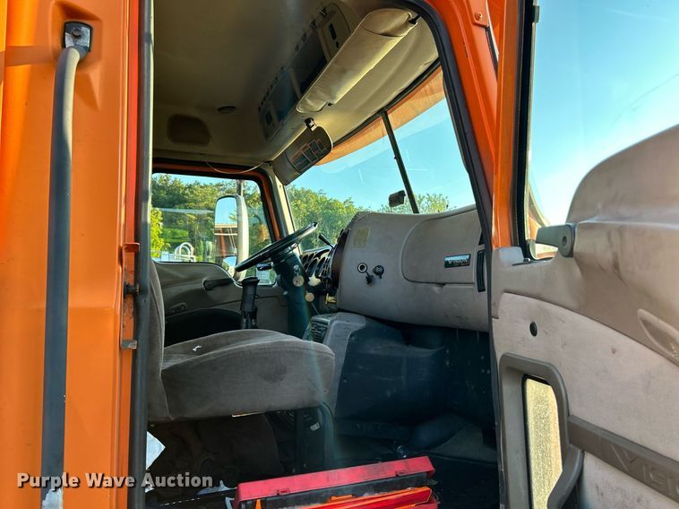 image for item NQ9819 2005 Mack CXN613  semi truck