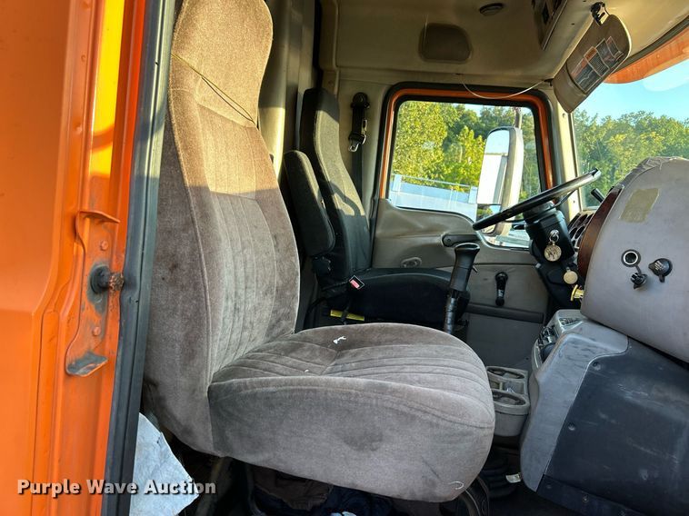 image for item NQ9819 2005 Mack CXN613  semi truck