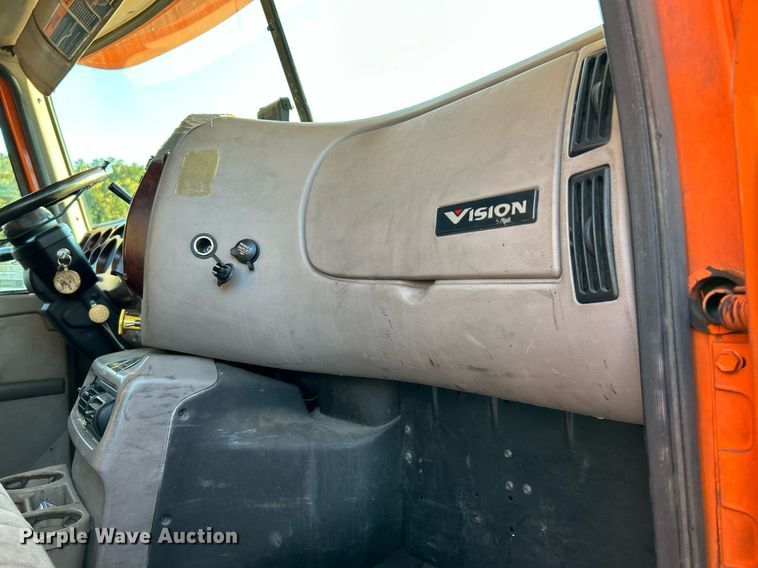 image for item NQ9819 2005 Mack CXN613  semi truck