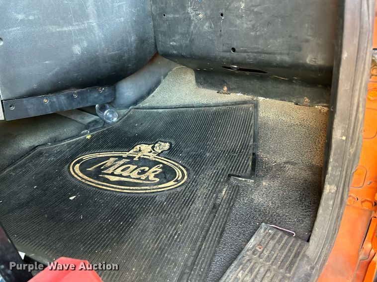 image for item NQ9819 2005 Mack CXN613  semi truck