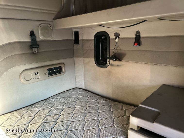 image for item NQ9819 2005 Mack CXN613  semi truck