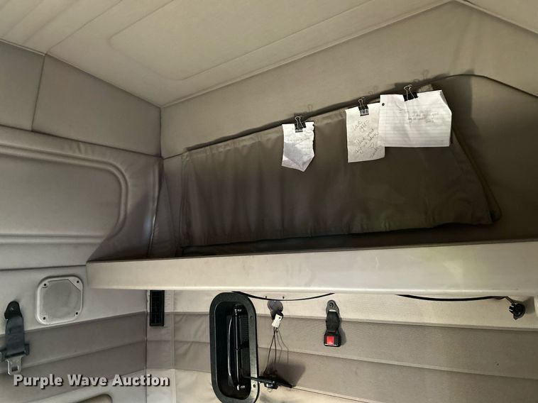 image for item NQ9819 2005 Mack CXN613  semi truck