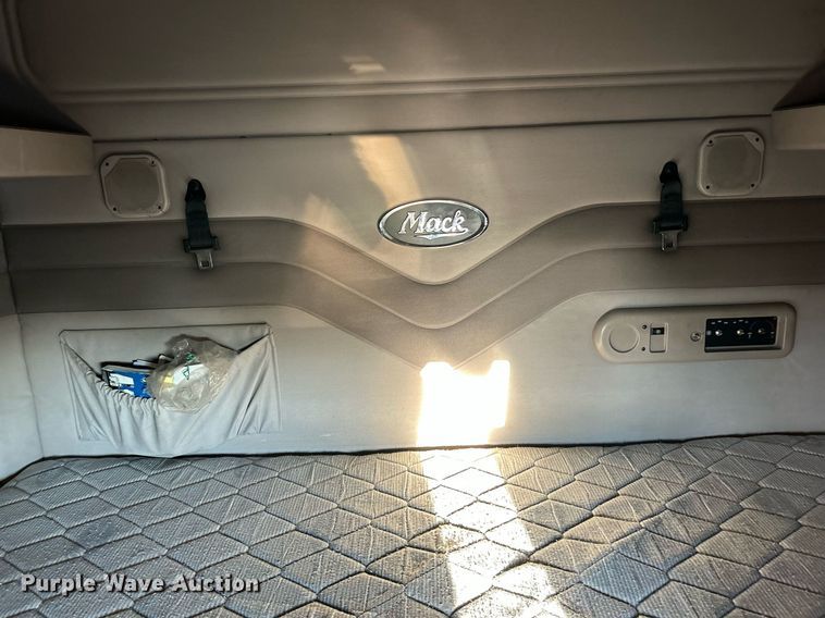 image for item NQ9819 2005 Mack CXN613  semi truck