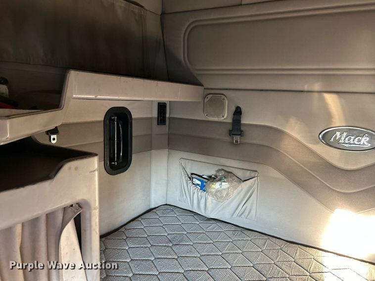 image for item NQ9819 2005 Mack CXN613  semi truck