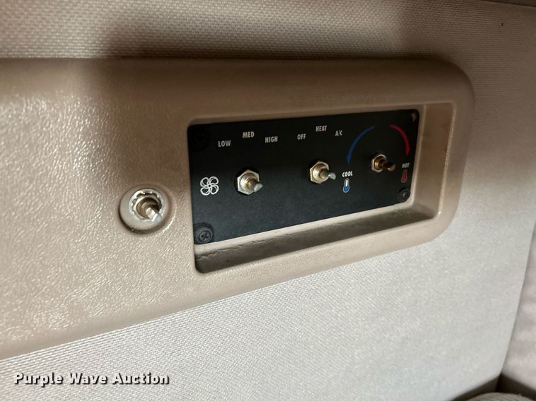 image for item NQ9819 2005 Mack CXN613  semi truck