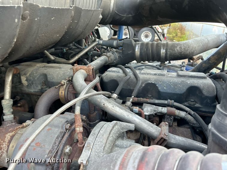 image for item NQ9819 2005 Mack CXN613  semi truck