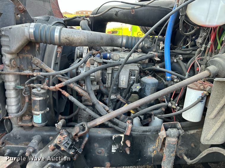 image for item NQ9819 2005 Mack CXN613  semi truck