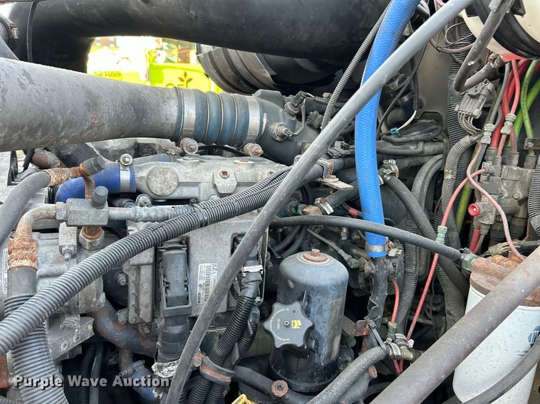 image for item NQ9819 2005 Mack CXN613  semi truck