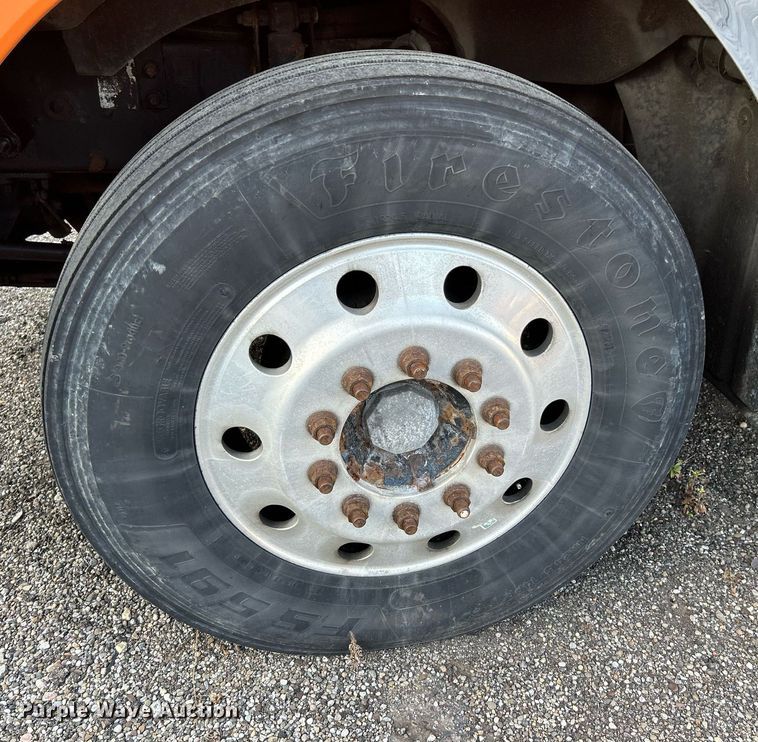 image for item NQ9819 2005 Mack CXN613  semi truck