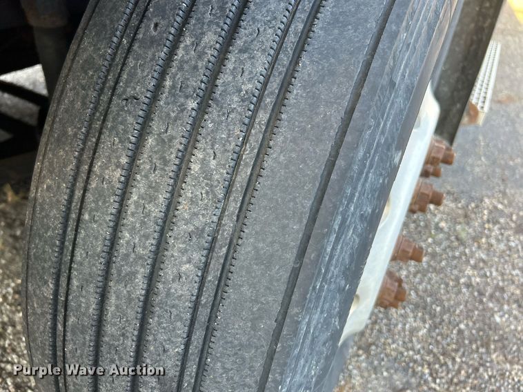 image for item NQ9819 2005 Mack CXN613  semi truck