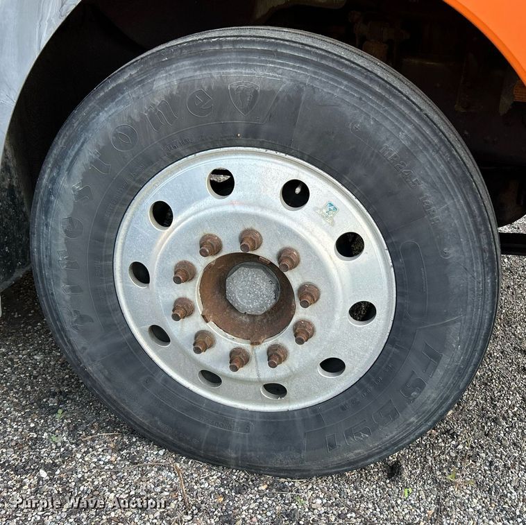 image for item NQ9819 2005 Mack CXN613  semi truck