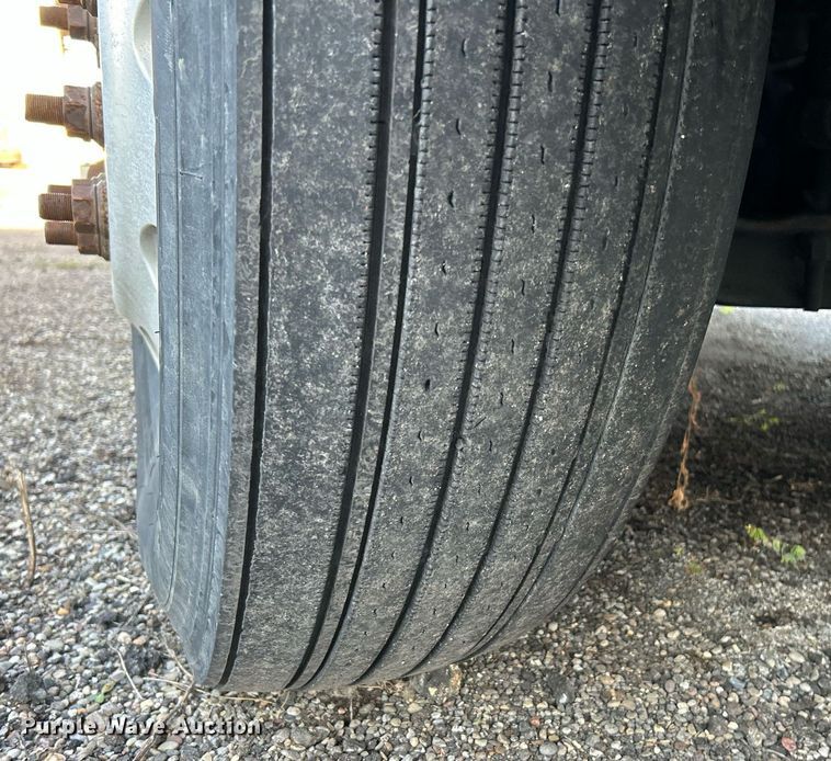 image for item NQ9819 2005 Mack CXN613  semi truck