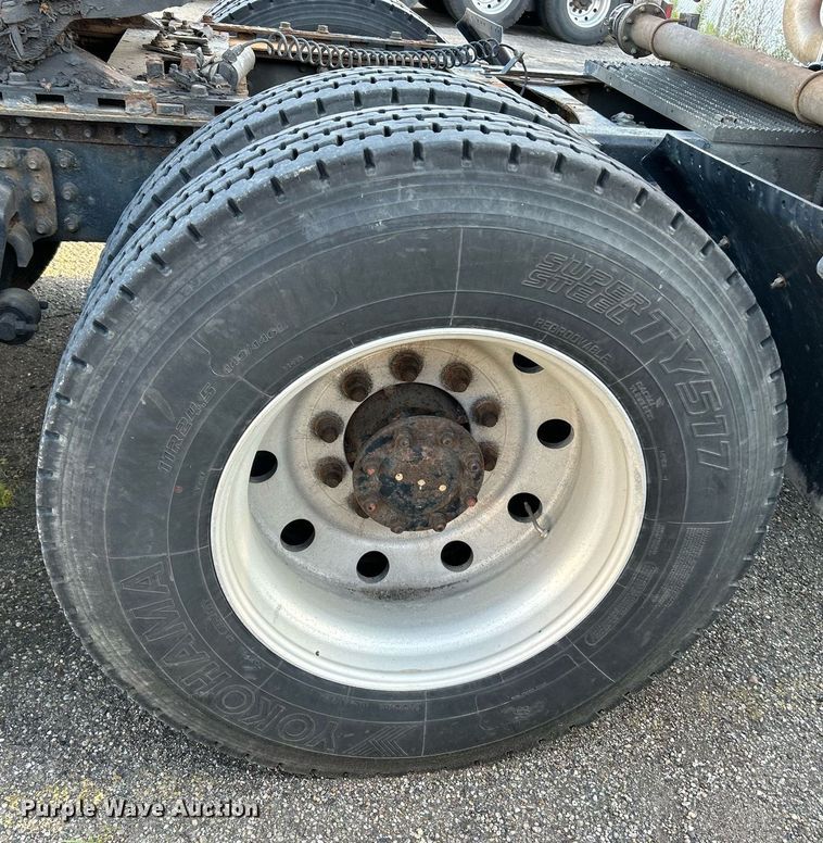 image for item NQ9819 2005 Mack CXN613  semi truck